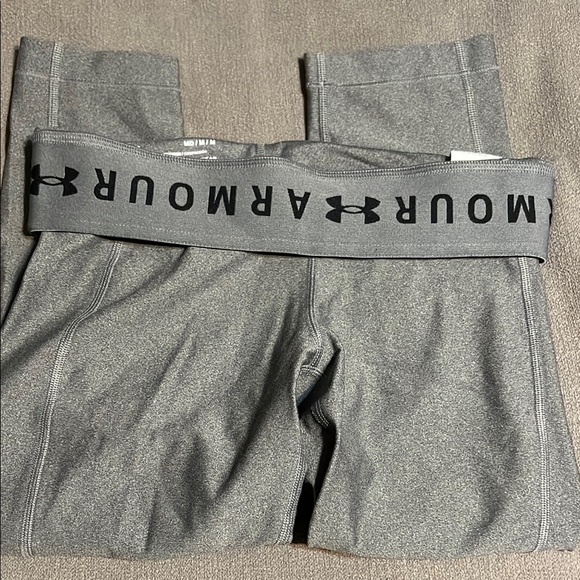 Women’s Under Armour Capri Gray Leggings Sz M - Picture 3 of 4